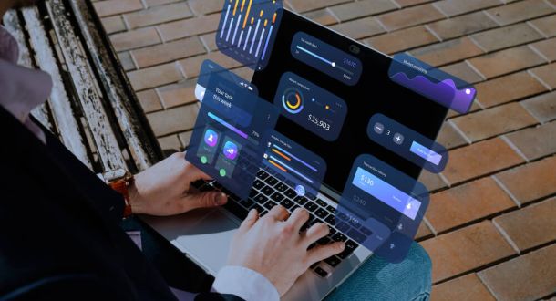 Computador com dados e gr&aacute;ficos